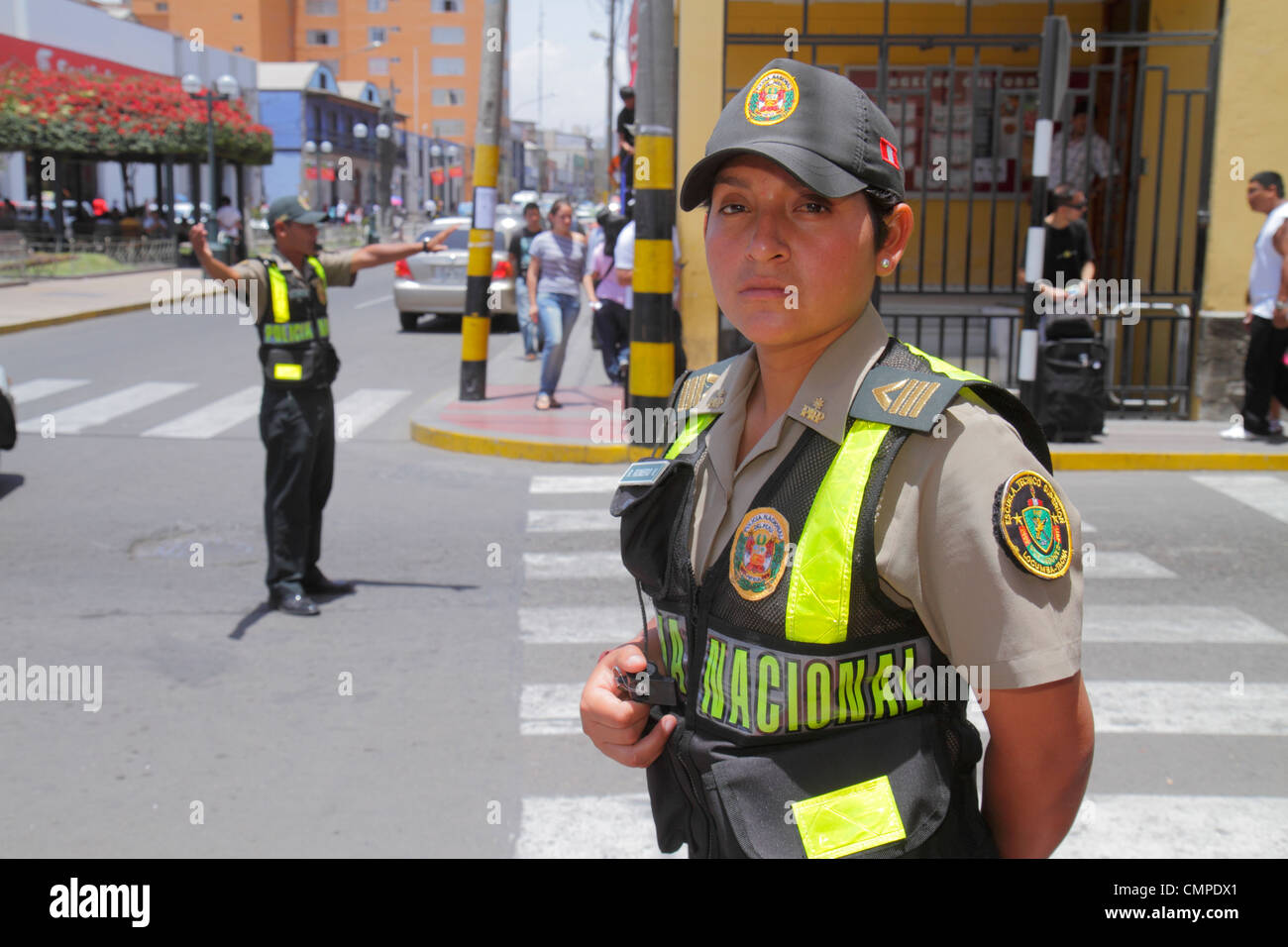 Tacna Perú,Calle San Martín,escena de calle,hombre hispano hombres,mujer mujeres,tráfico,policía,Policia Nacional,policía,uniforme,cruce Foto de stock