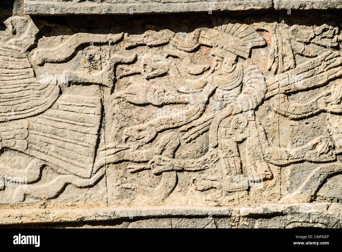 CHICHEN Itza, México - Una talla en un muro de piedra representando a un guerrero maya en Chichén Itzá, México. Foto de stock