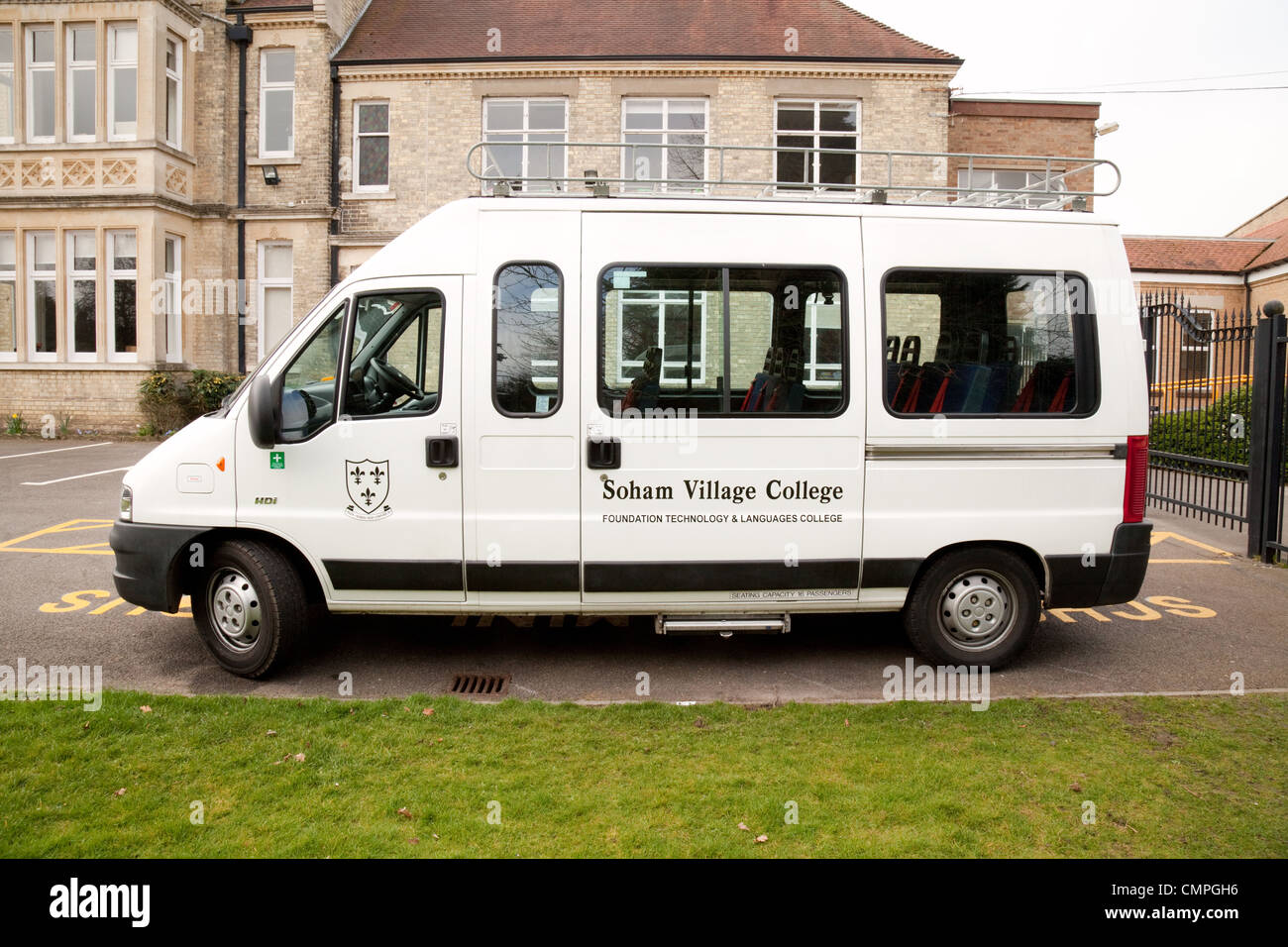 La escuela secundaria de transporte en mini-bus, Cambridgeshire REINO UNIDO Foto de stock