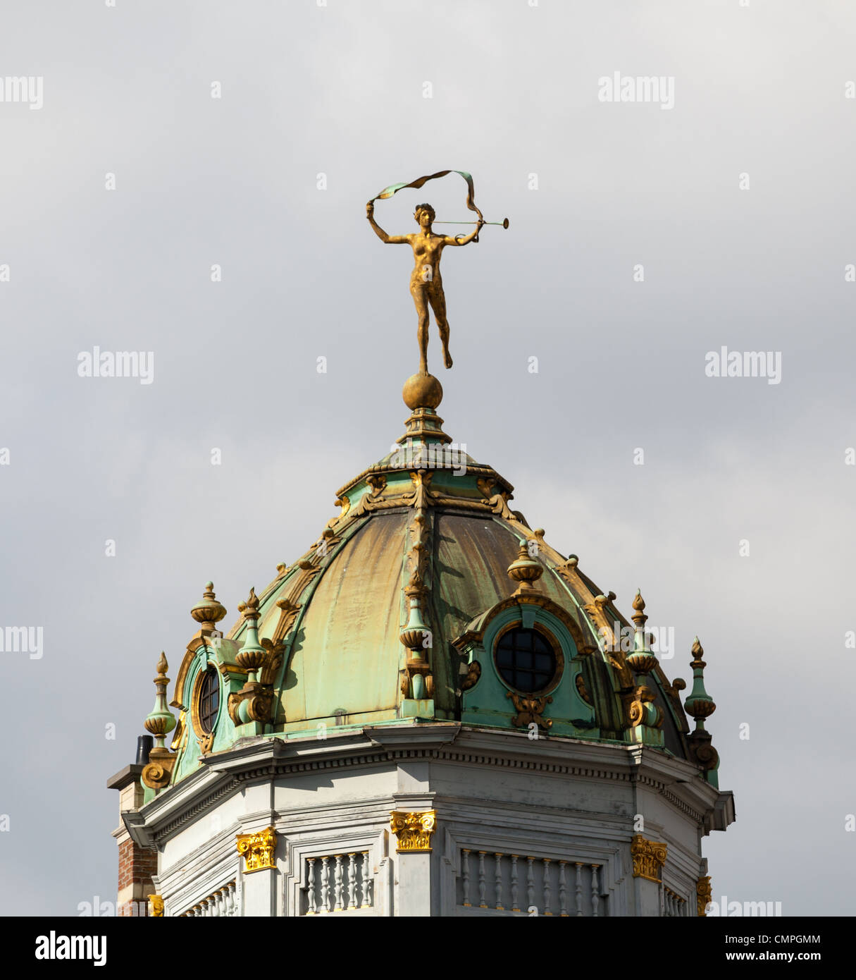 Detalle del techo y estatuas de oro en el techo de la Maison du Roi d Espagne en Grand Place Brussels Foto de stock