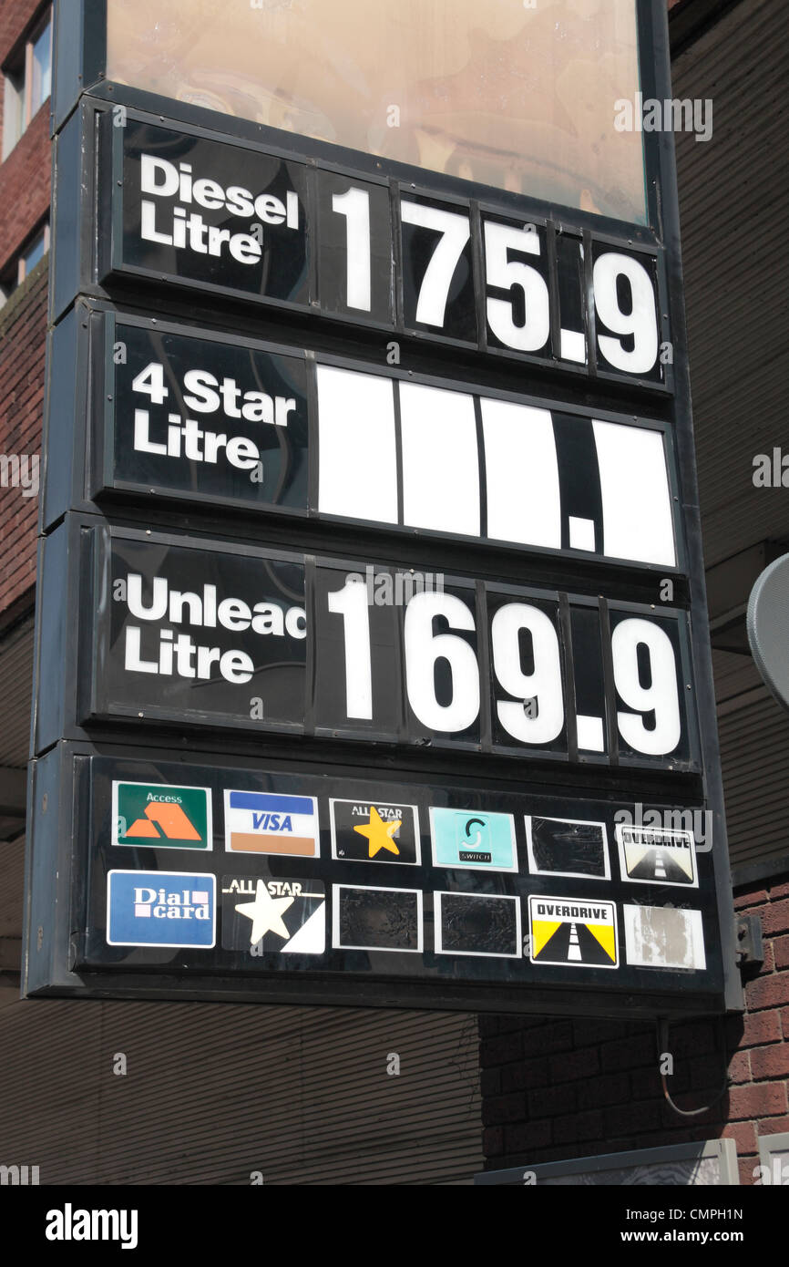 Muy alta de combustible los precios del diesel y la gasolina sin plomo una pequeña empresa independiente de gasolinera en la zona londinense de Holland Park (Marzo 2012) Foto de stock