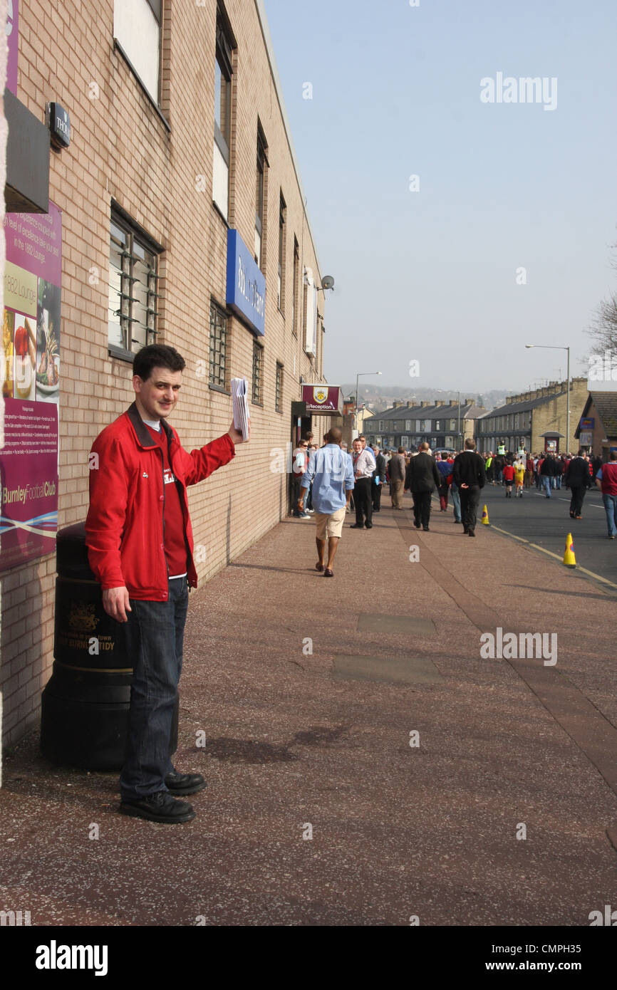 Este es un escenario público de Burnley partidarios antes del partido entre Burnley y West Ham United. Foto de stock