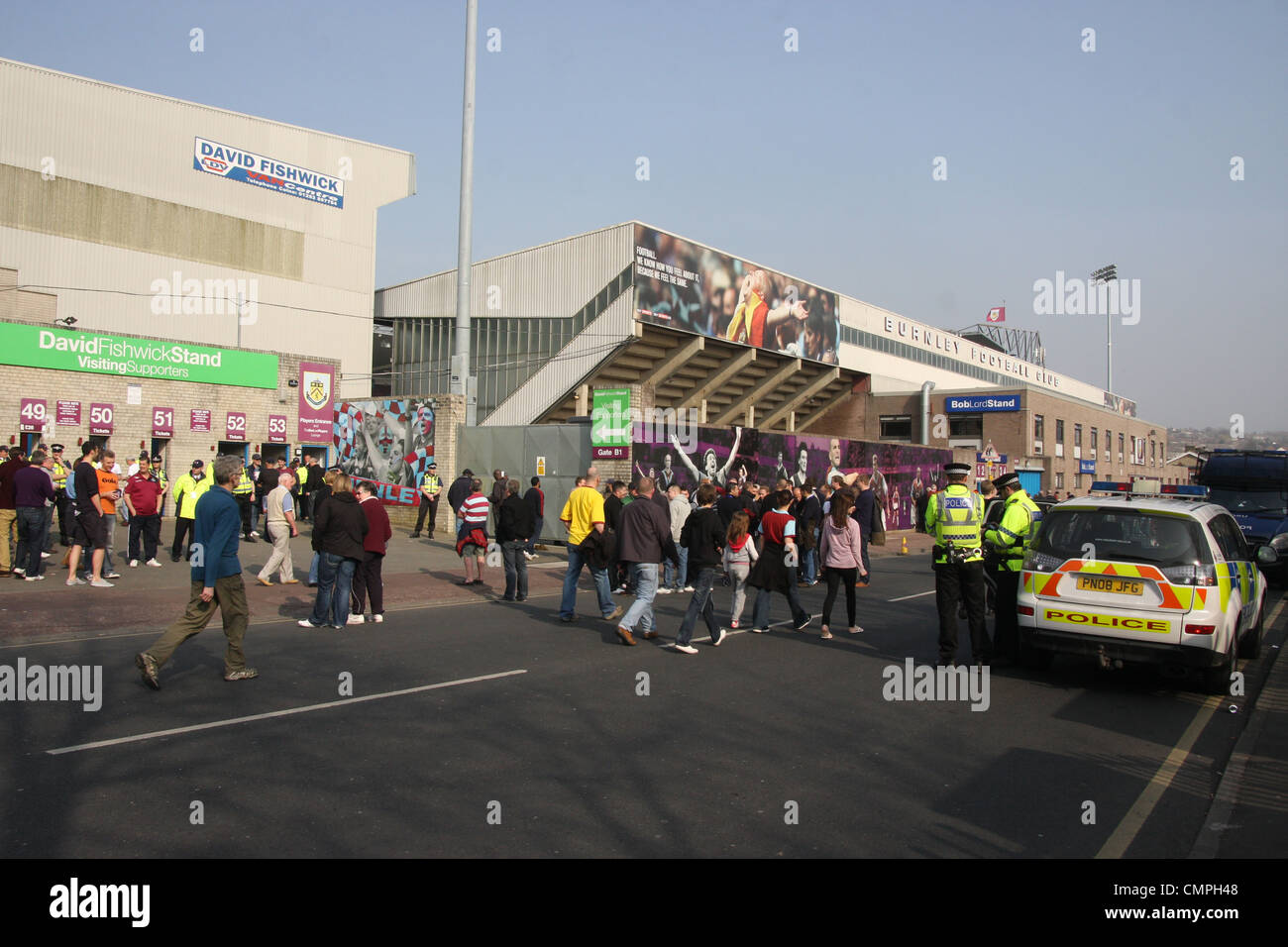 Este es un escenario público de Burnley partidarios antes del partido entre Burnley y West Ham United. Foto de stock