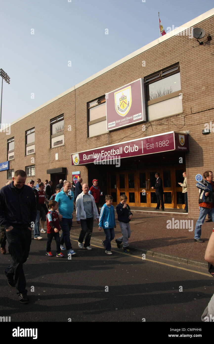 Este es un escenario público de Burnley partidarios antes del partido entre Burnley y West Ham United. Foto de stock