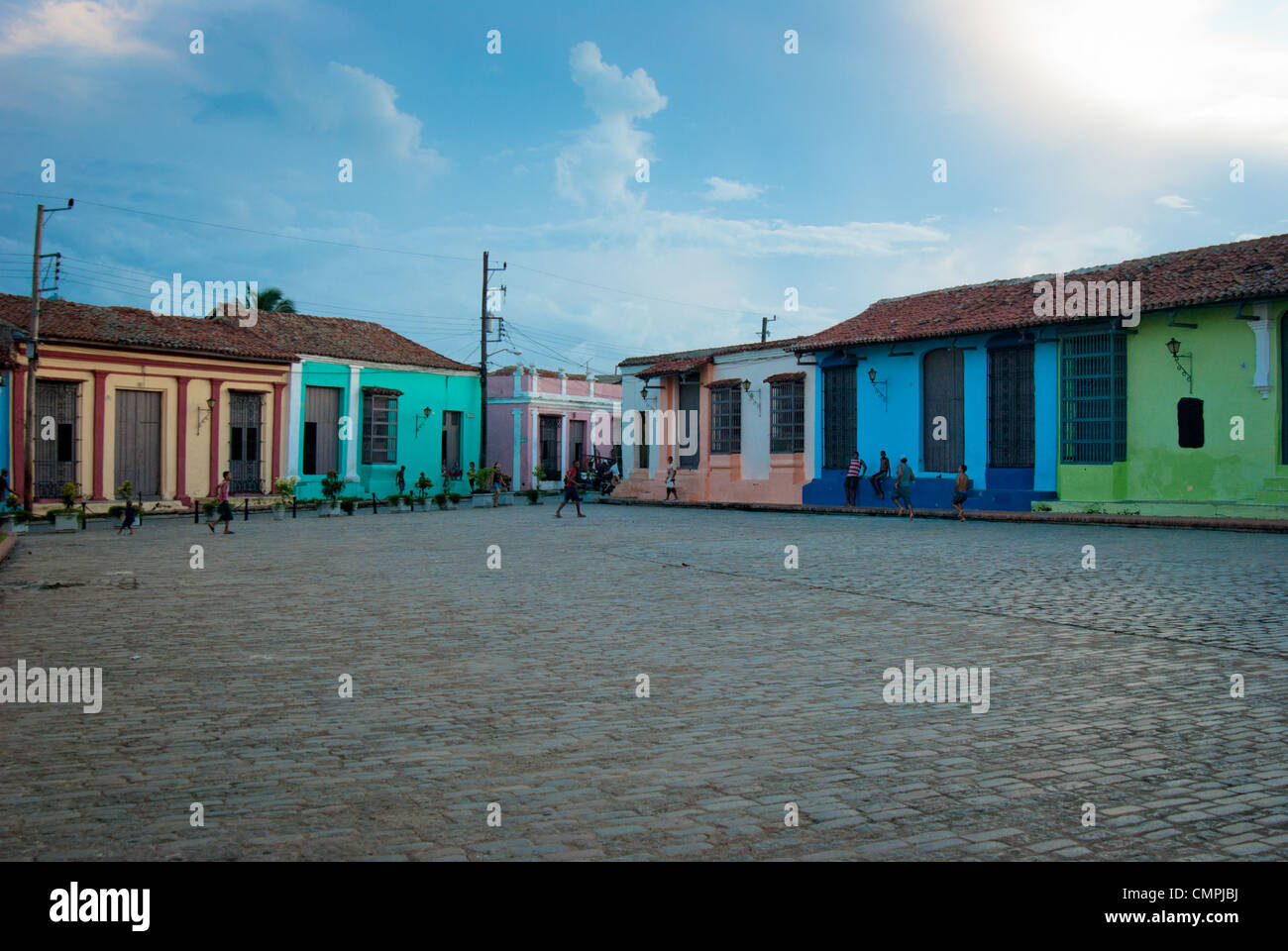 Locales en la Plaza de San Juan de Dios, Camagüey, Cuba Foto de stock