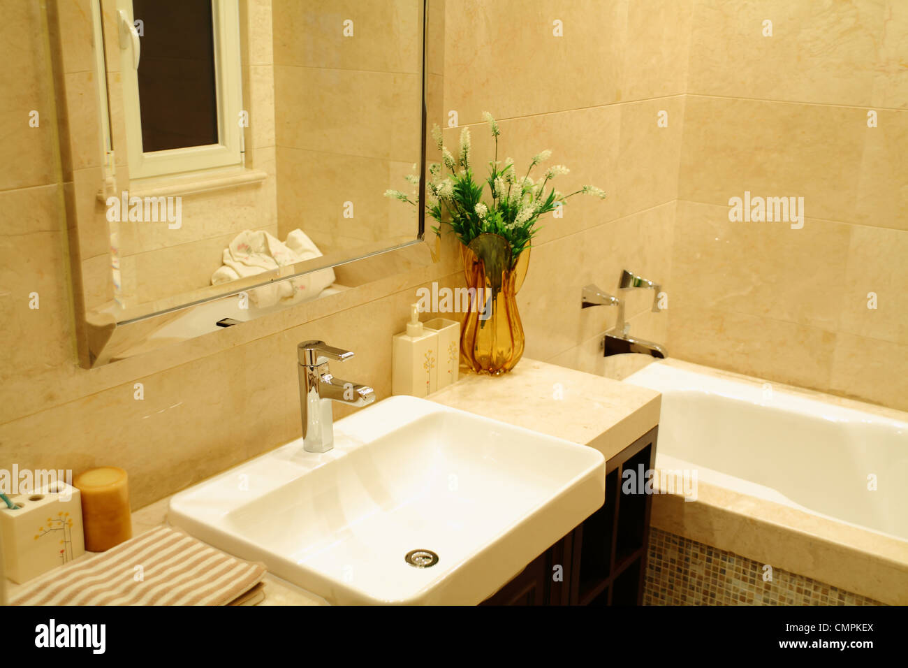 El moderno baño con lavamanos y espejo Foto de stock
