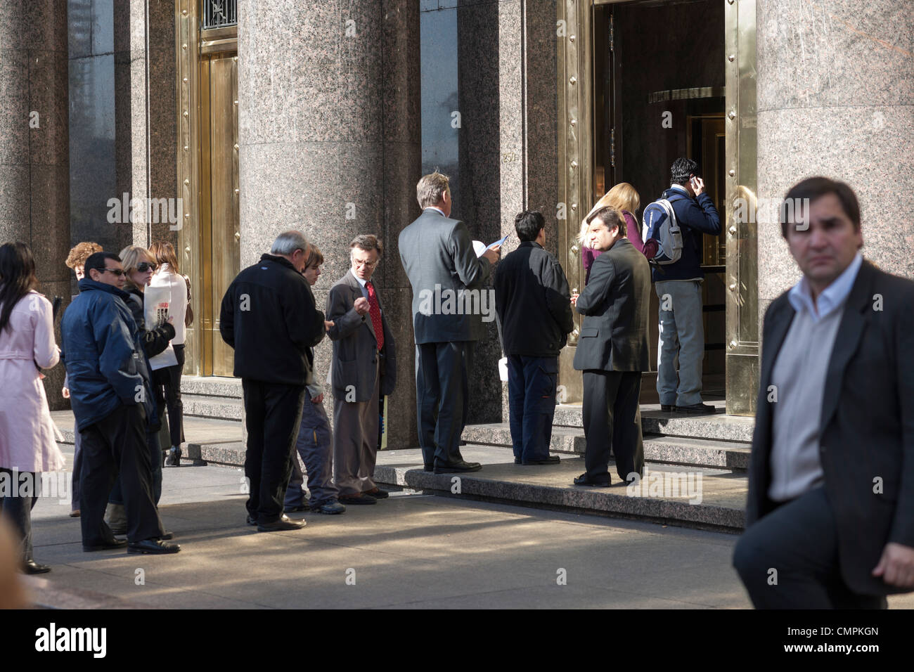 Buenos Aires gente esperando en línea en el Departamento de Economía y Finanzas Públicas. Foto de stock