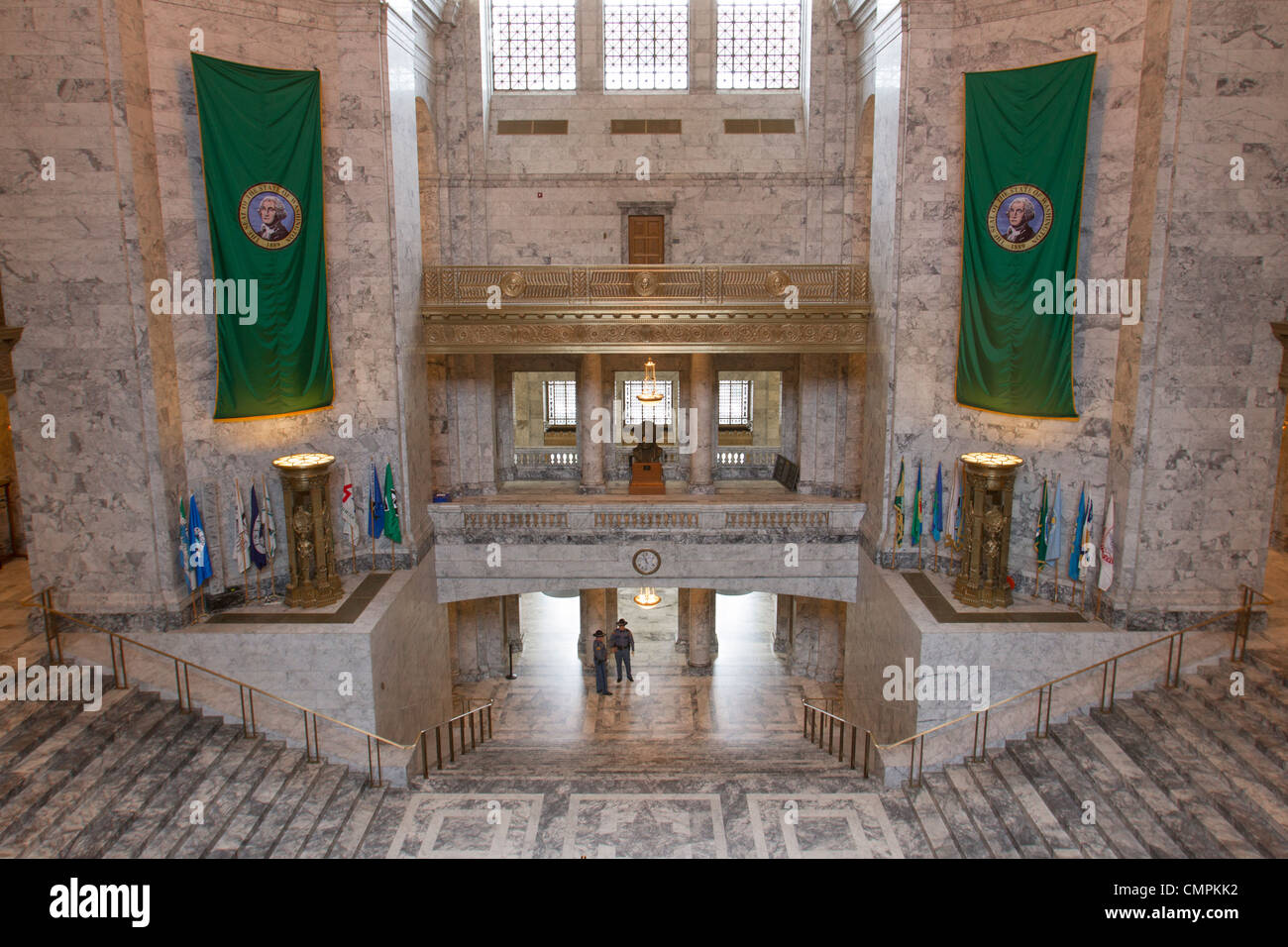Vestíbulo de mármol con banderas del edificio del capitolio del estado de Washington en Olympia Foto de stock