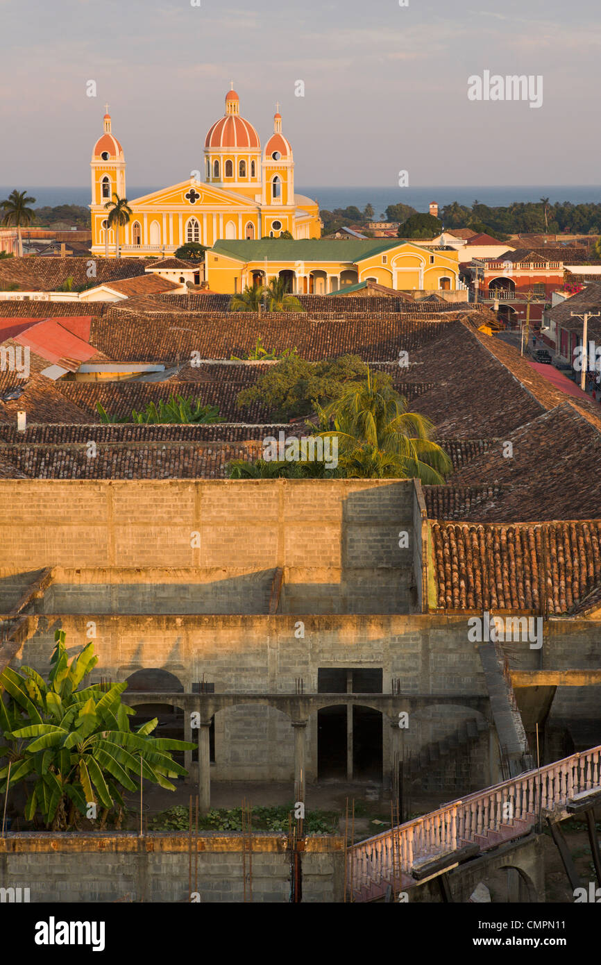 La Catedral y edificios de Granada justo antes de la puesta de sol, Granada, Nicaragua, Centroamérica Foto de stock
