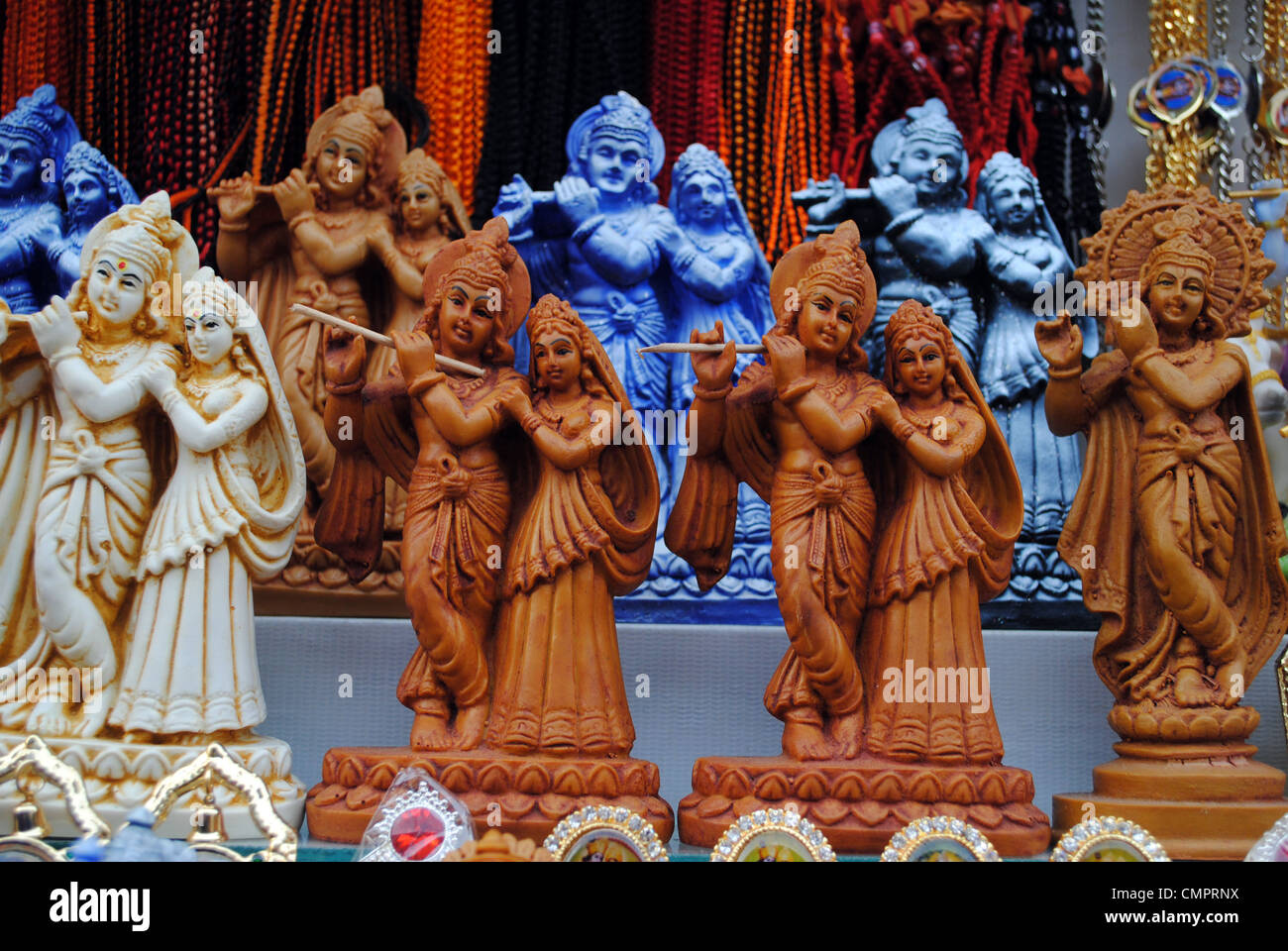 Estatuas de Radha y krishna para la venta en el templo de guruvayoor, kerala Foto de stock