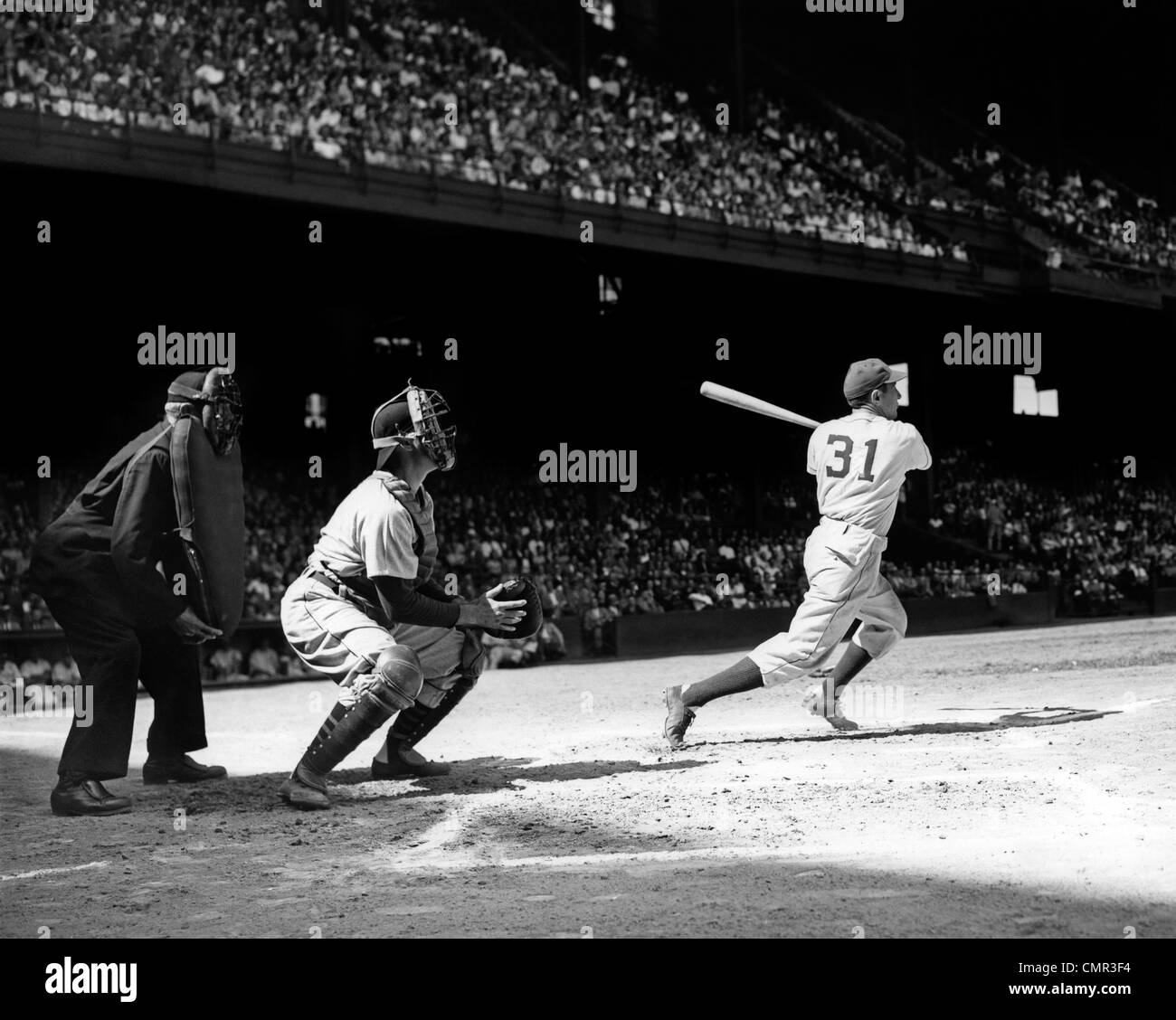 1940 ÁRBITRO DE BÉISBOL CATCHER BATEADOR SHIBE PARK PHILADELPHIA ATHLETICS Vs Detroit Foto de stock