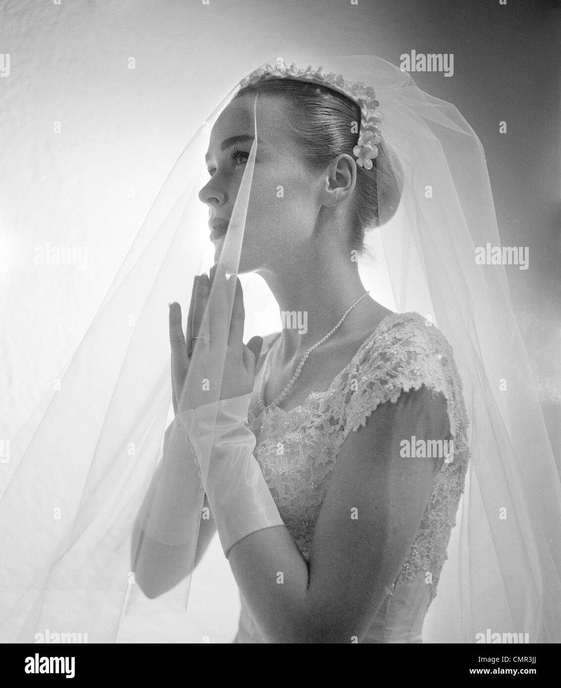 1950 1960 vista lateral de la novia con las manos juntas rezando