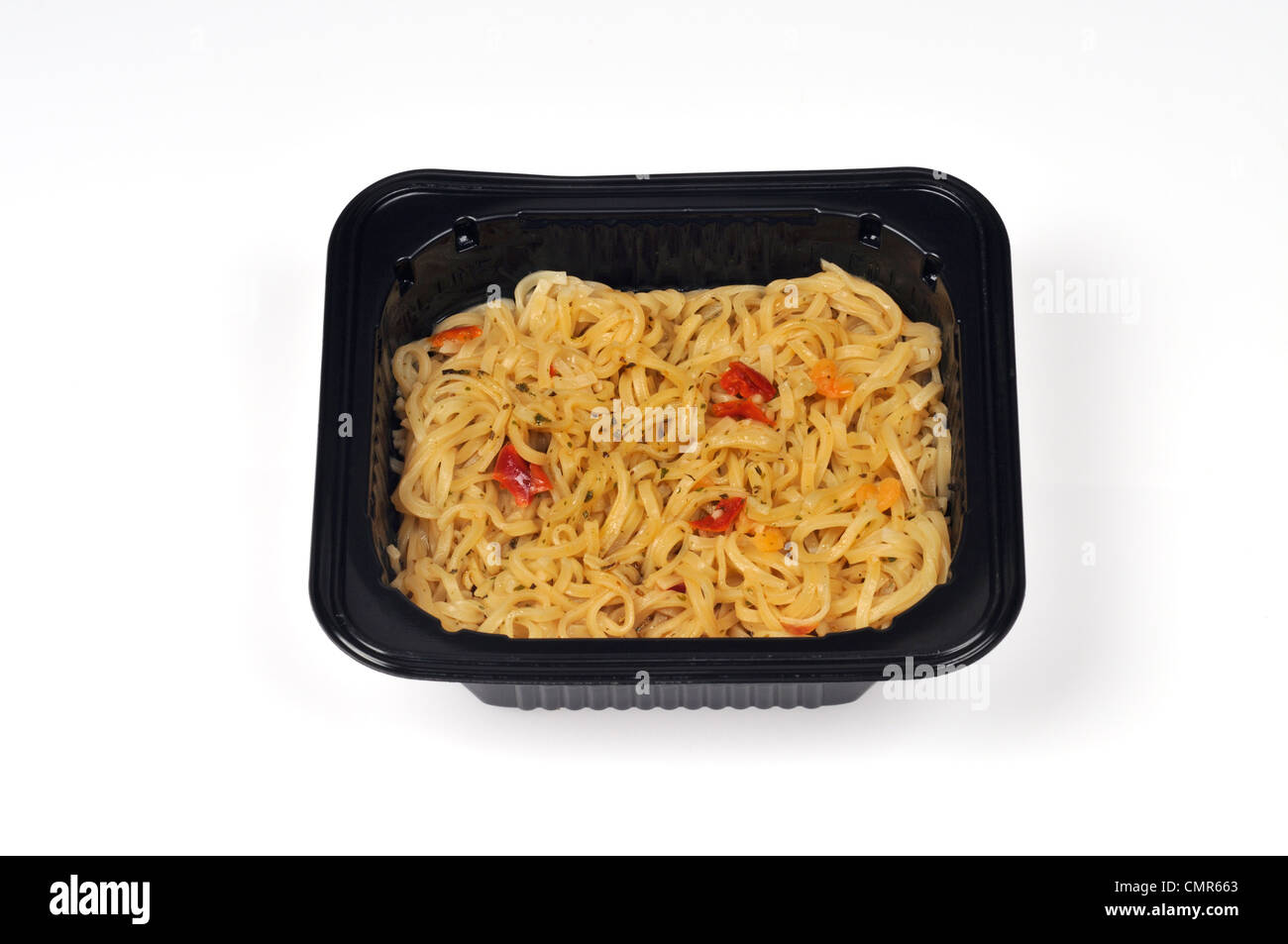 Chow Mein con camarones en plástico negro recipiente para microondas comida preparada sobre fondo blanco recortada. Foto de stock