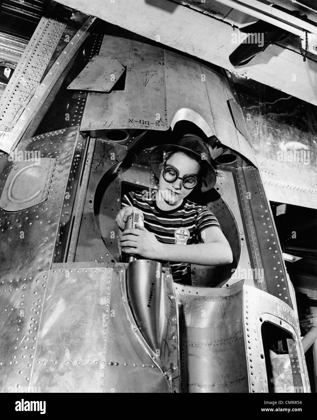 1940 MUJER REMACHADORA perforando un agujero en un bombardero B-17 MOTOR  Fotografía de stock - Alamy