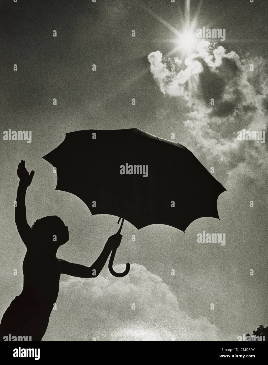 Alone boy umbrella fotografías e imágenes de alta resolución - Alamy