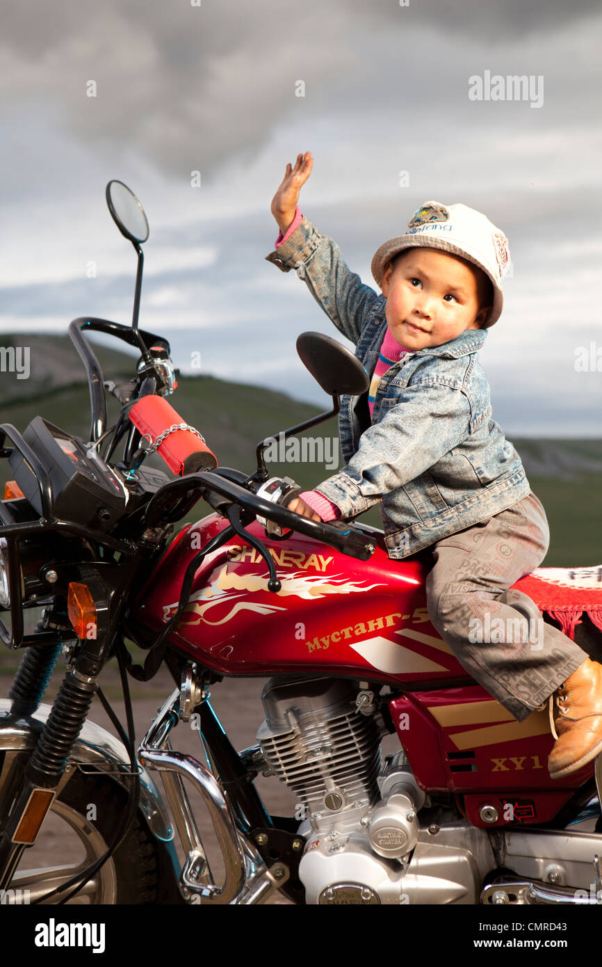 Bebé en la moto , Mongolia Fotografía de stock - Alamy
