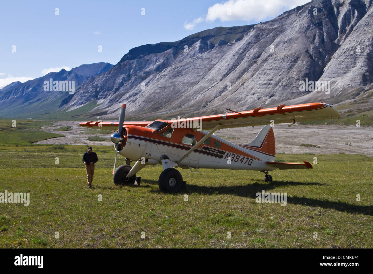 Un DeHaviland Beaver propiedad de Coyote Air estacionado en la tundra en las puertas del Parque Nacional del Ártico, Alaska, EE.UU.. Foto de stock