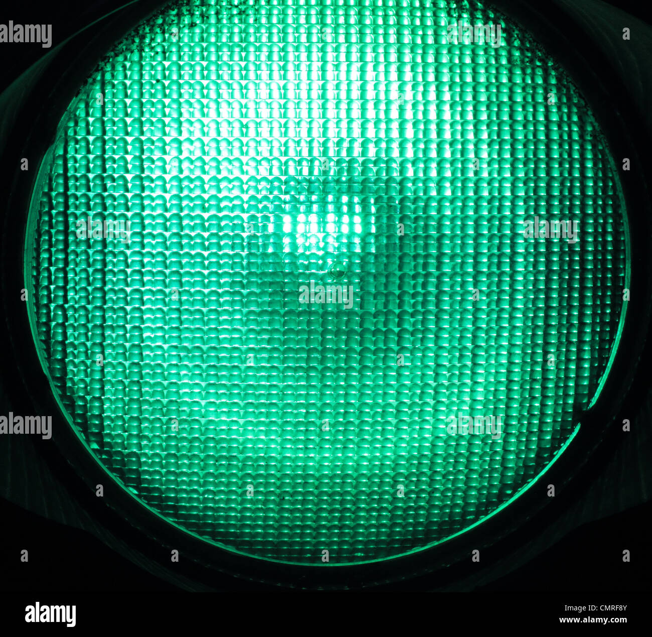 Semáforo verde iluminado Foto de stock