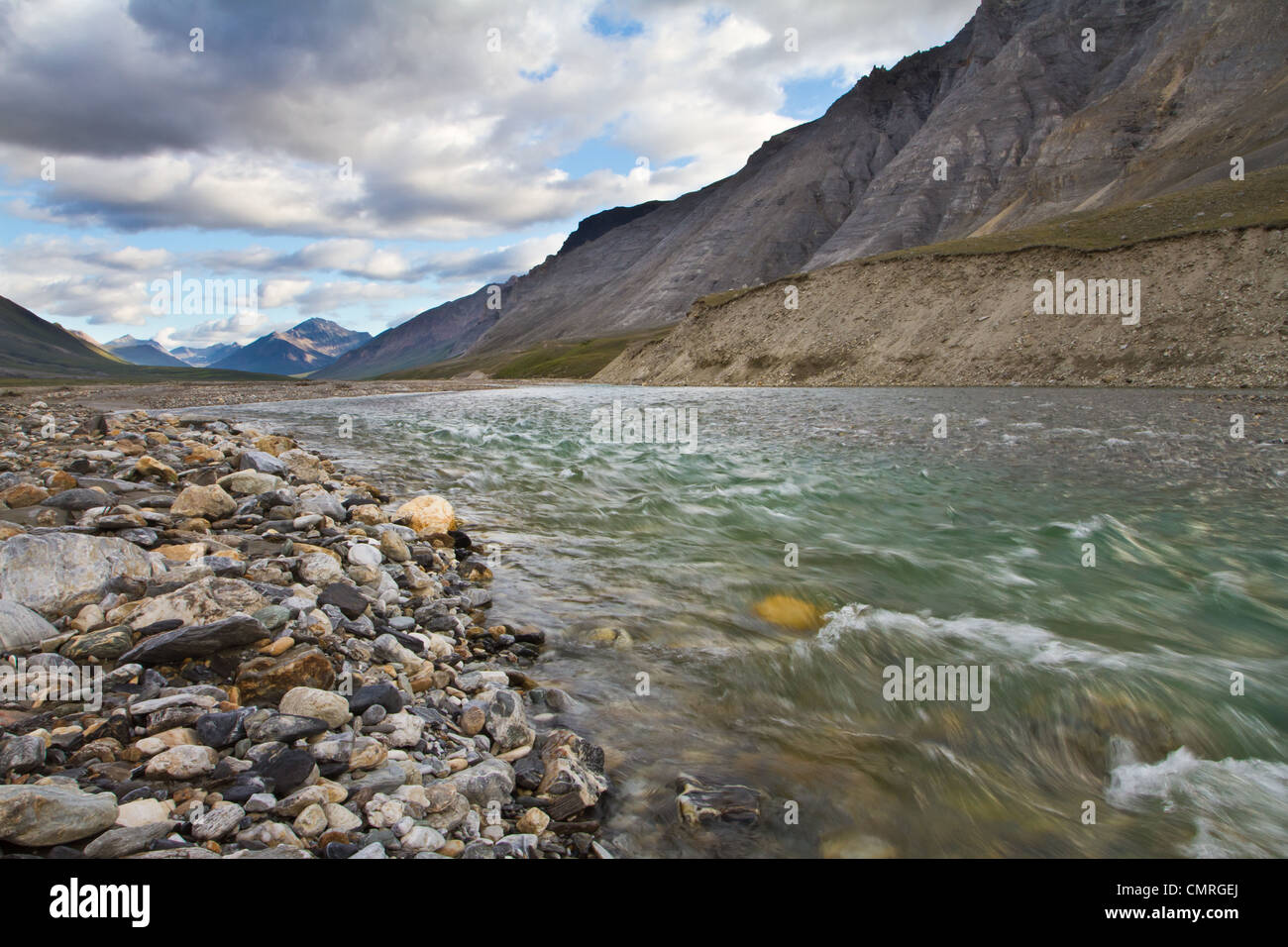 El Río Kugrak, un afluente del río Noatak, fluye hacia abajo por el valle en las puertas del Parque Nacional del Ártico, Alaska, EE.UU.. Foto de stock