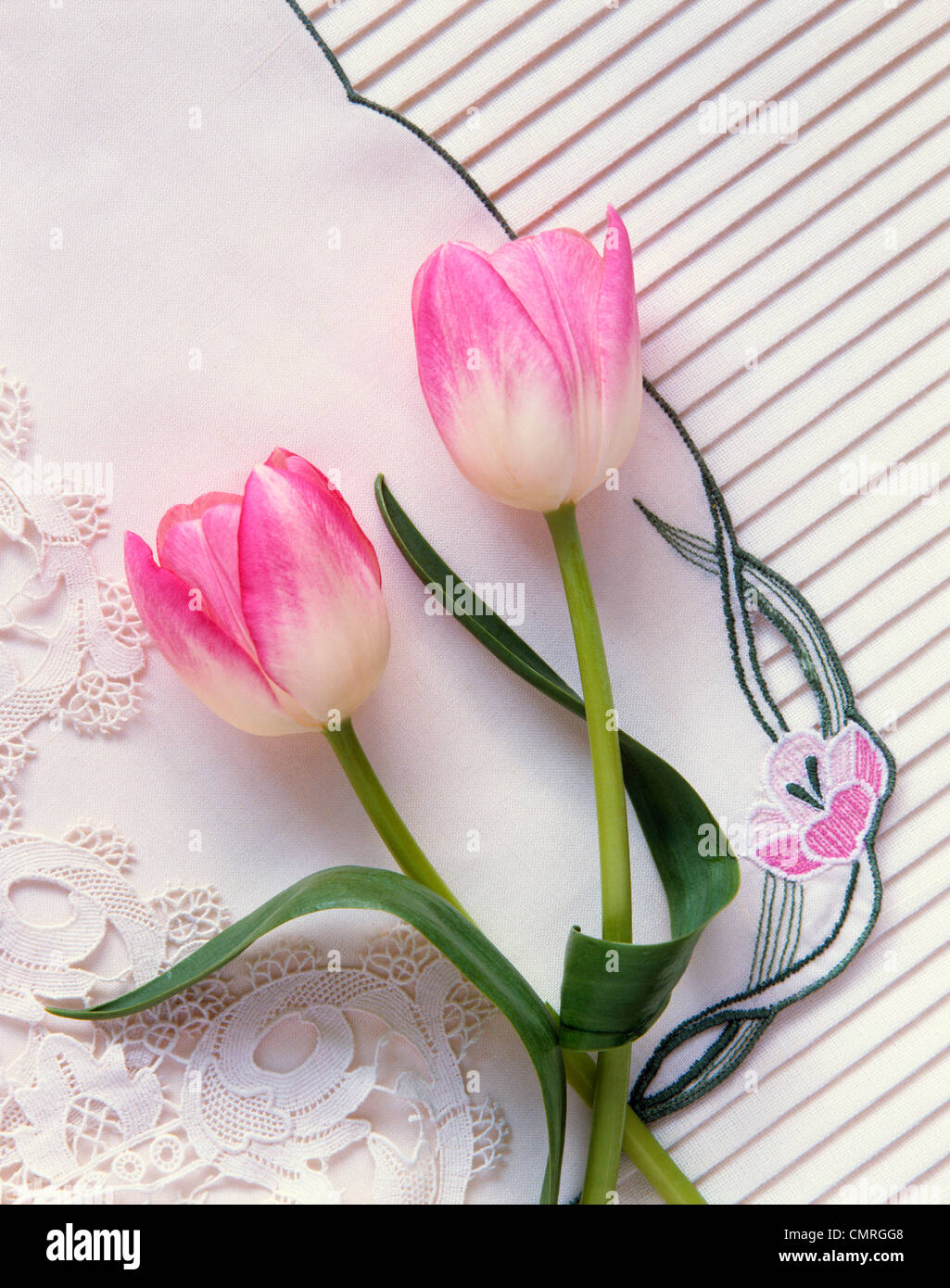 Juego de individuales blancos con bordados de flor rosa