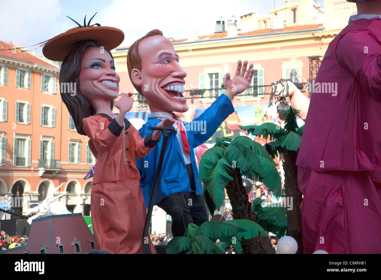 Carnaval de Niza 2012. cartoon efigie de Prince William & Kathrine durante el desfile de carnaval. 124433 Carnaval de Niza Foto de stock