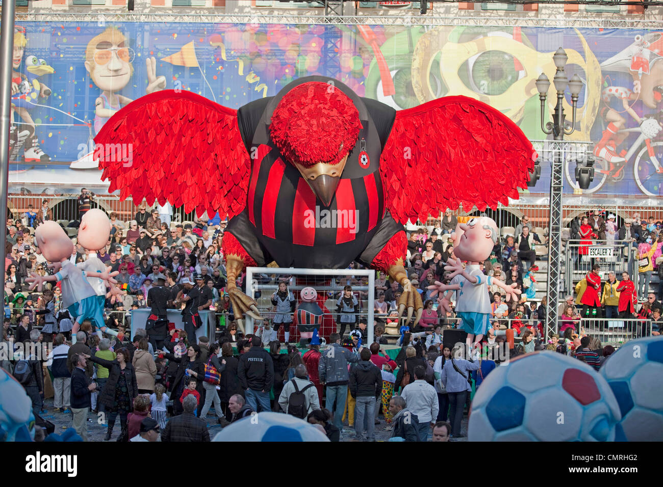 Carnaval de Niza 2012. cartoon efigie de rojo vaultur durante el desfile de carnaval. 124555 Carnaval de Niza Foto de stock