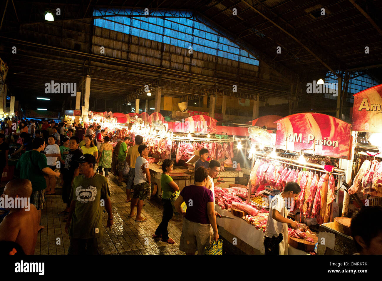 Las multitudes inspeccione los cortes de carne en la exhibición en el mercado del agricultor de Cubao Quezon City, Manila, Islas Filipinas. Foto de stock