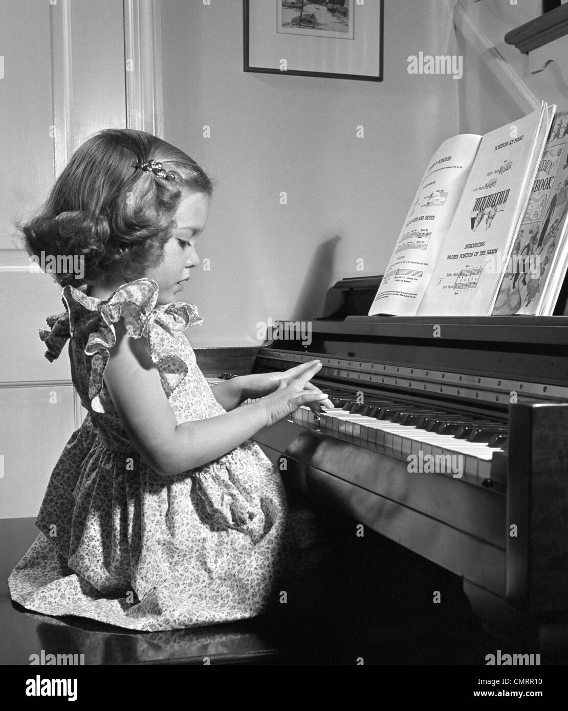 1950 NIÑA PRACTICANDO PIANO INTERIORES Fotografía de stock - Alamy