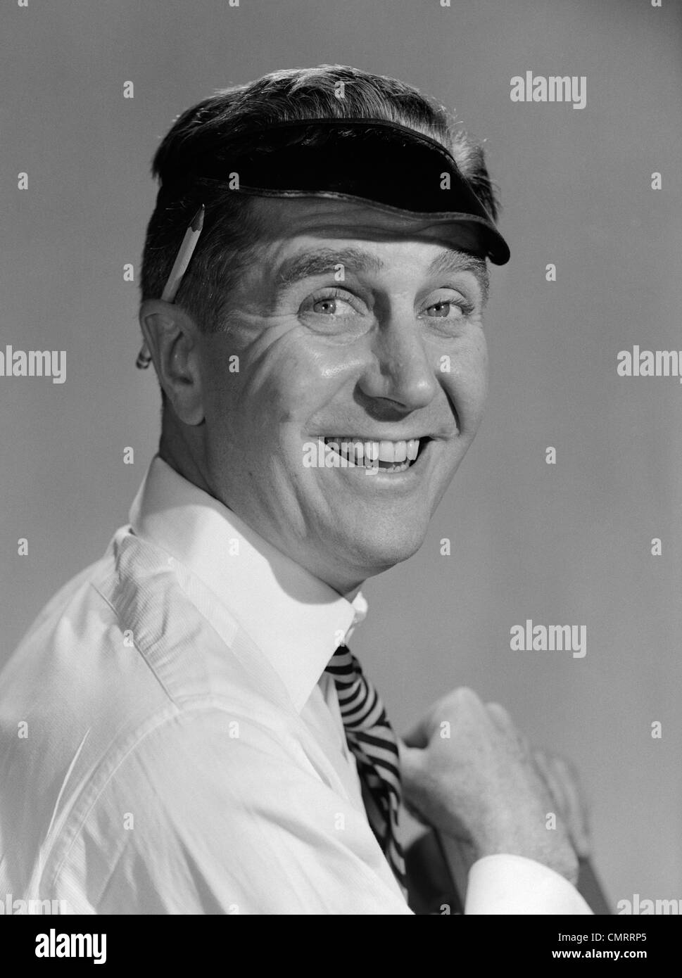 riesgo vino farmacéutico 1950 Retrato contable Hombre sonriendo usar gafas visera parasol con lápiz  detrás de la oreja mirando a la cámara Fotografía de stock - Alamy