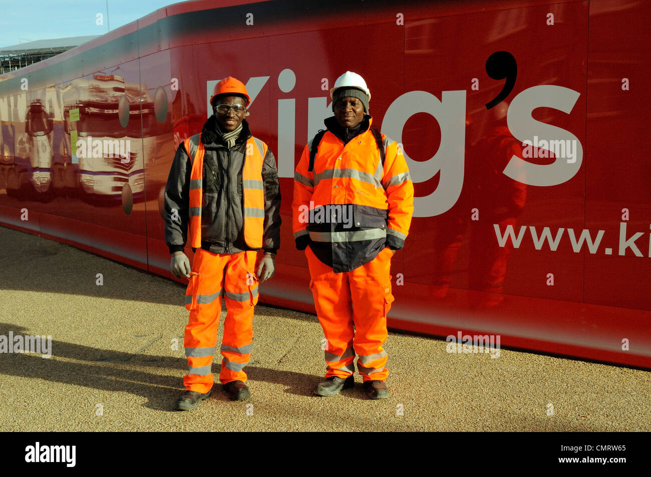 peligroso Marcar Supervivencia Dos trabajadores de la construcción vistiendo ropa reflectante naranja  fuera de Kings Cross Estación Central Londres England Reino Unido  Fotografía de stock - Alamy