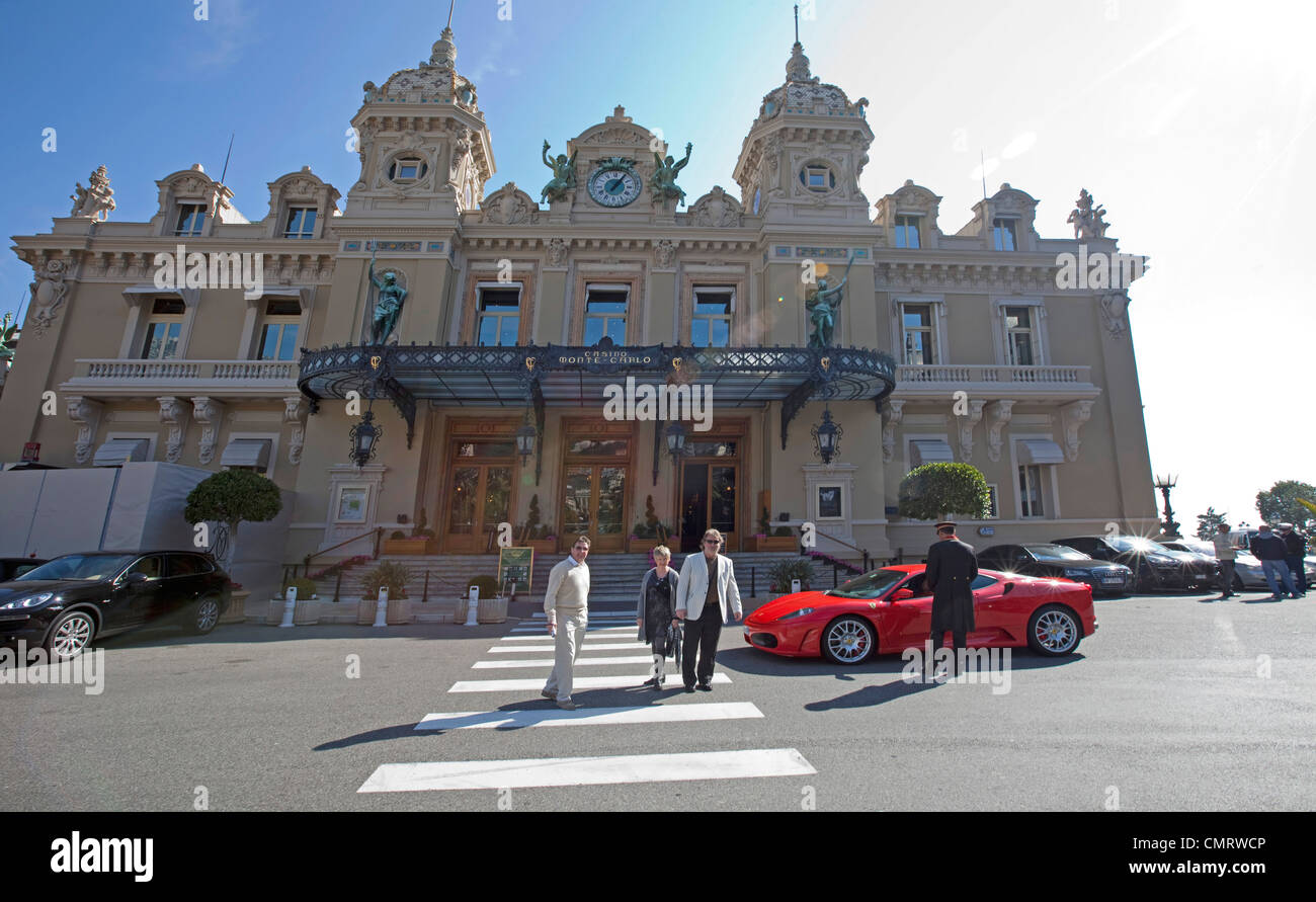 Casino de París de Mónaco en Monte Carlo, vista exterior. rojo Ferrari Alpes Maritimes Francia 24734 Casino Monte Carlo Foto de stock