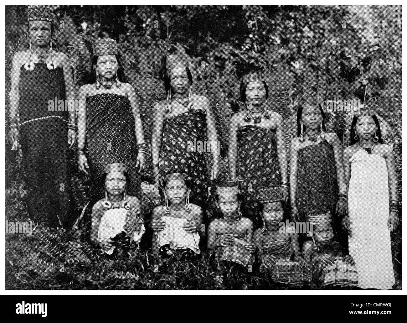1919 niños dyak Sarawak Borneo Malasia Mujeres Foto de stock