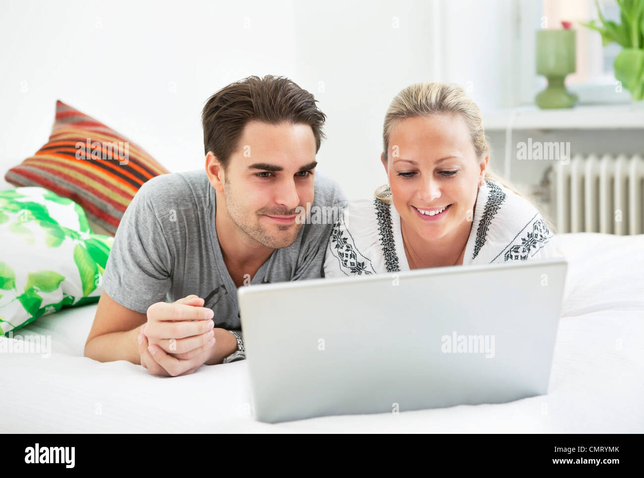 El hombre y la mujer por ordenador Foto de stock