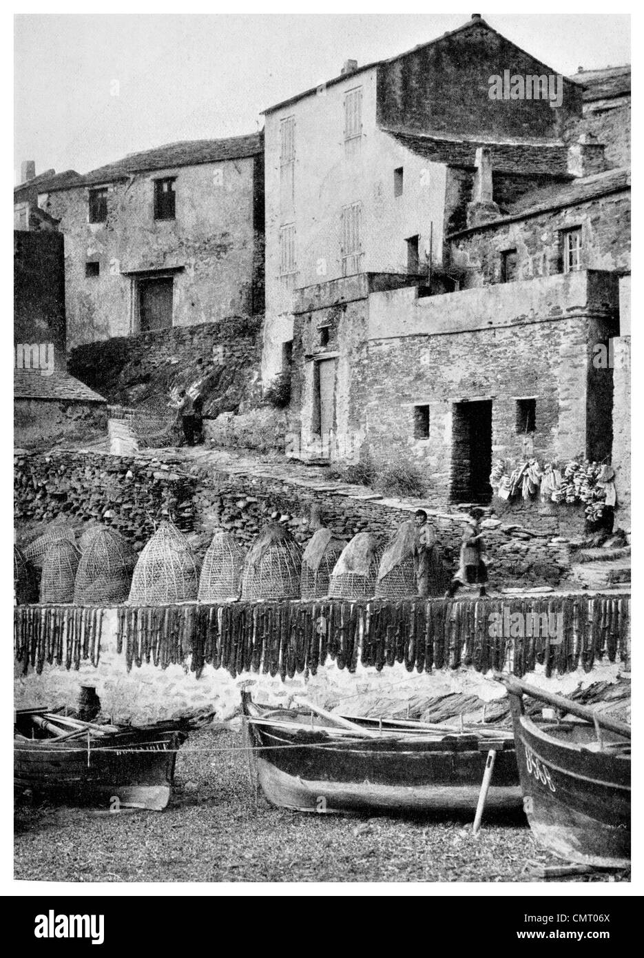 1923 redes de pescar y ollas de langosta en Centuri Quat costa oeste de Cap Corse Córcega Foto de stock