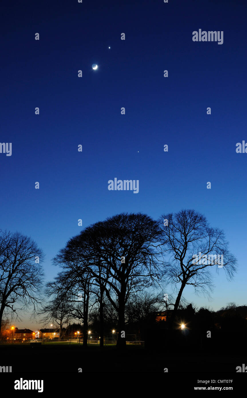 26 de marzo de 2012. Conjunción de la Luna, Venus y Júpiter. Foto de stock