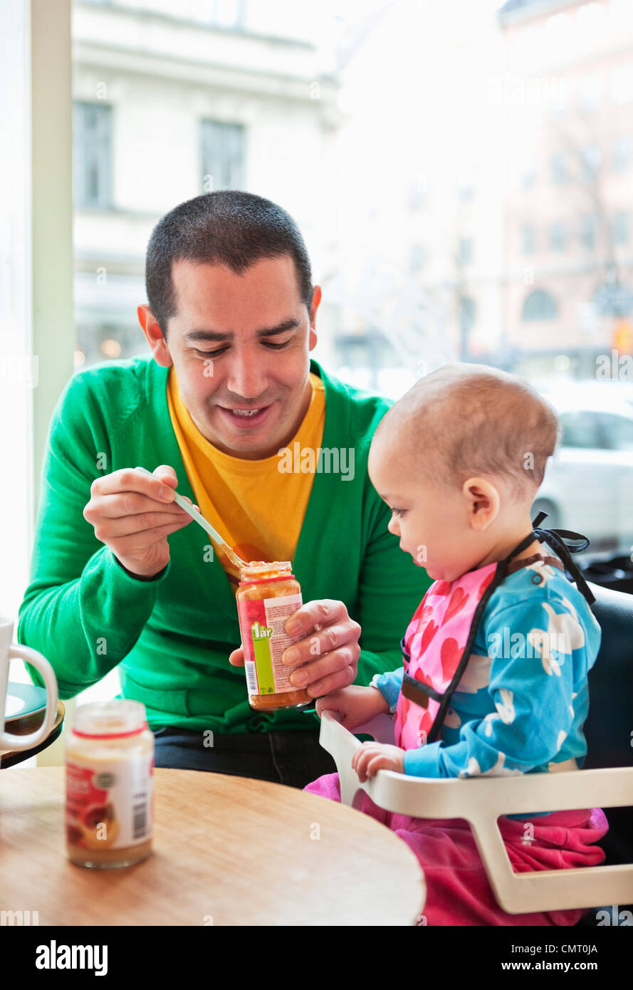 Padre hija de alimentación (0-11 meses) Foto de stock