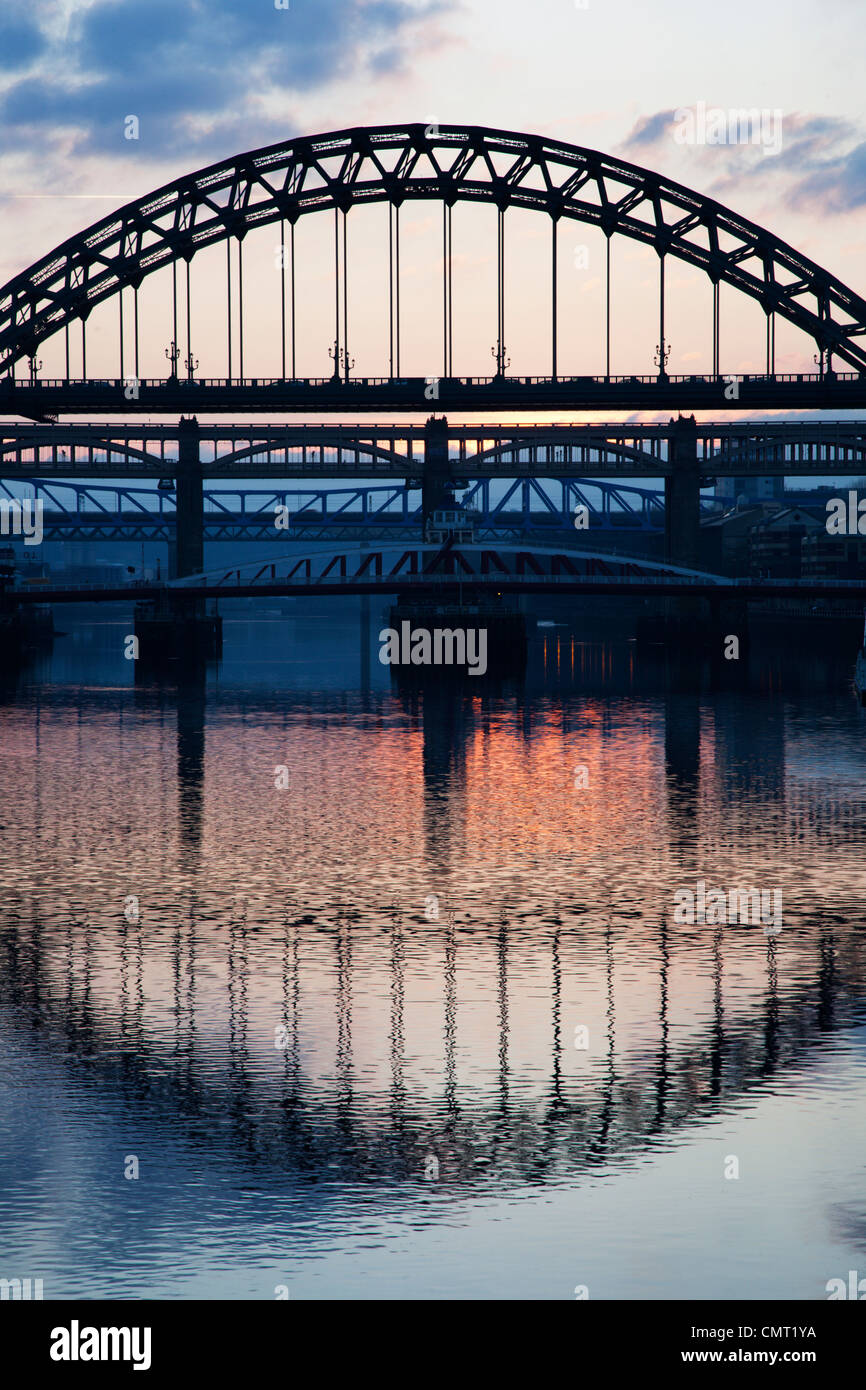 Tyne Bridge al anochecer Newcastle Gateshead Inglaterra Foto de stock