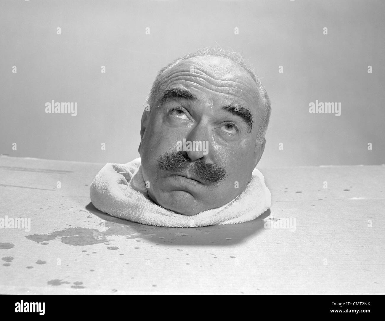 1960 CALVO ANCIANO JEFE SUDOR EN CUADRO DE VAPOR Fotografía de stock - Alamy