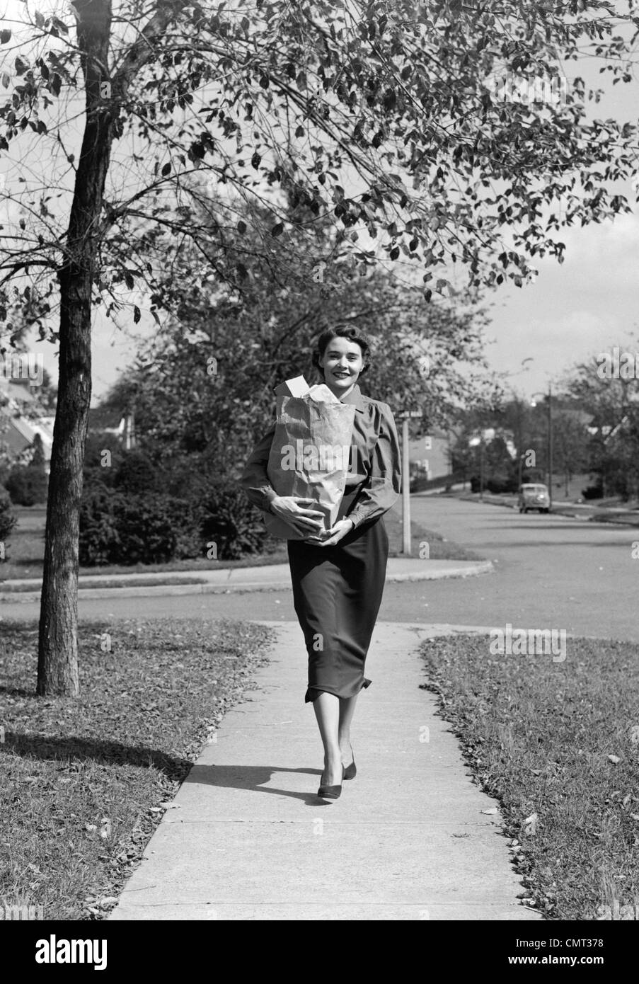 1950s woman walking fotografías e imágenes de alta resolución - Alamy