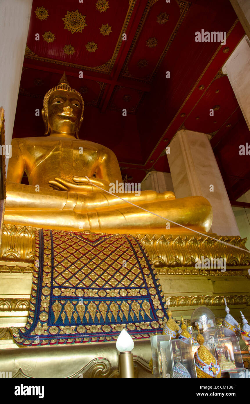 Tailandia, Ayutthaya. Phra Buda de oro, sentado mongkonbophit circa 1538 de la UNESCO. Foto de stock