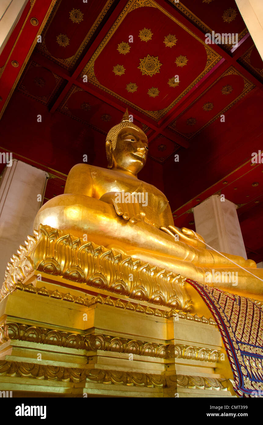 Tailandia, Ayutthaya. Phra Buda de oro, sentado mongkonbophit circa 1538 de la UNESCO. Foto de stock
