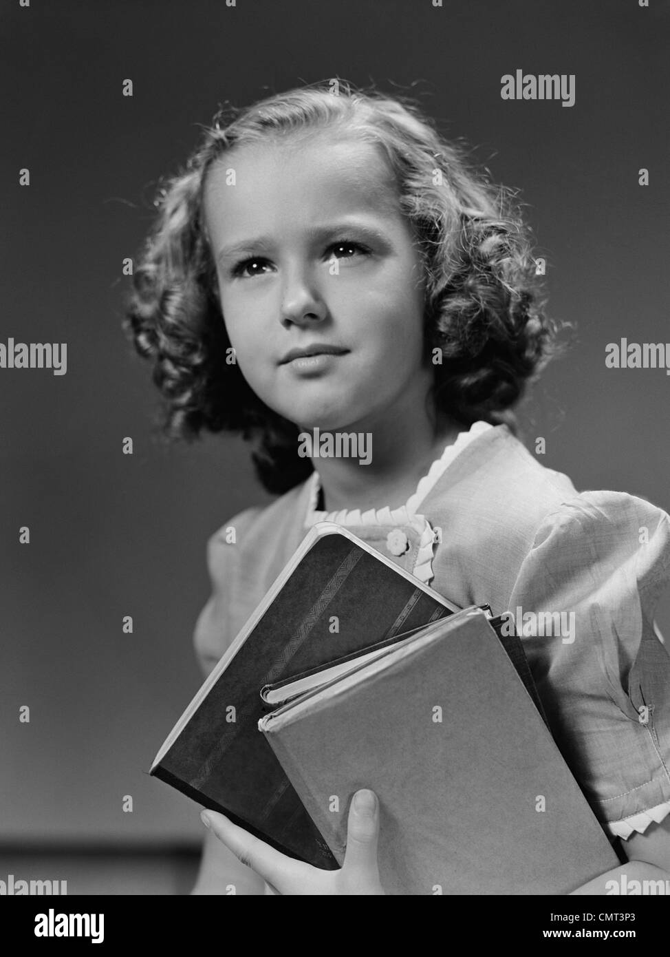 1940 Retrato de niña seria estudiantes titulares de libros escolares Foto de stock