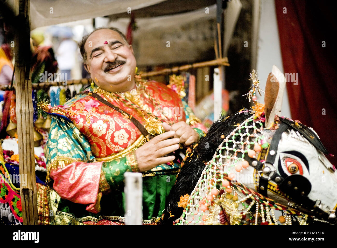 Artista durante el desfile anual de la feria de Pushkar, India Foto de stock