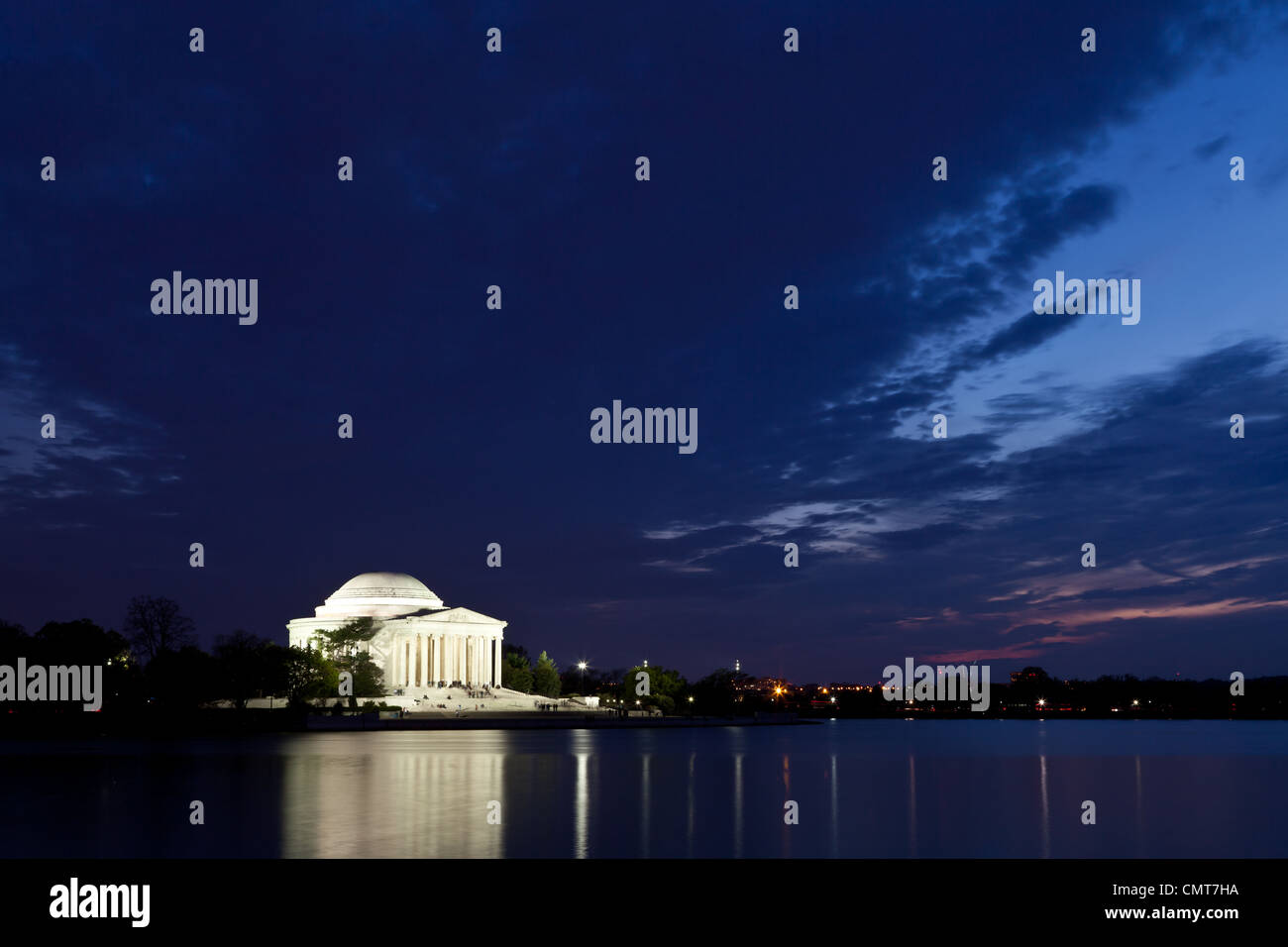 Thomas Jefferson Memorial con reflejo en el Tidal Basin en Washington DC al anochecer, poco después de la puesta de sol con cielos dramáticos Foto de stock