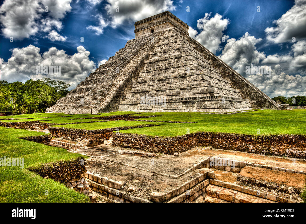Chichen Itza, El Castillo (Kukulcán), Maya sitio histórico, estado de Yucatán, México, La pirámide fue construida para los propósitos astronómicos. La construcción de la pirámide de Kukulcán en Chichén Itzá fue planificada para que cada equinoccio el sol moribundo arrojaría una sombra de una serpiente retorciéndose hacia abajo los escalones de la pirámide. Cada año, más de 40.000 personas hacen el viaje a la gran pirámide para mirar con asombro como las serpientes diamond respaldado cuerpo aparece lentamente.Si ponernos frente a los pies del templo y gritar el eco vuelve como un grito punzante. Asimismo, una persona de pie en el peldaño superior puede hablar en una norma Foto de stock