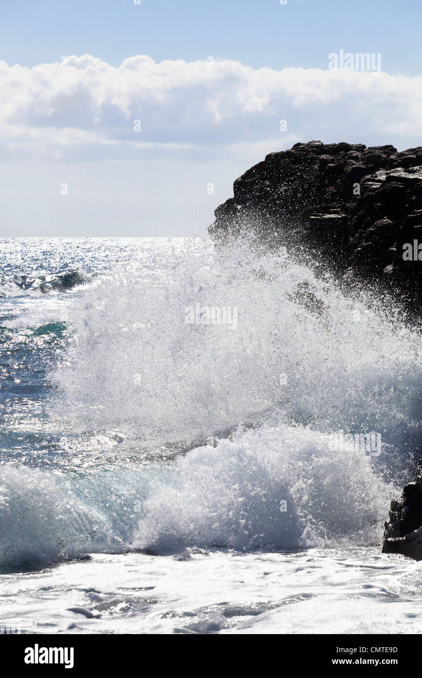 Las olas rompiendo contra las rocas en las Salinas, Fuerteventura, Islas Canarias Foto de stock