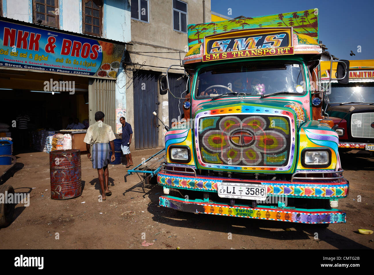 Colombo, Sri Lanka - Escena en la calle, cerca del mercado de camiones de color en el centro de la ciudad Foto de stock