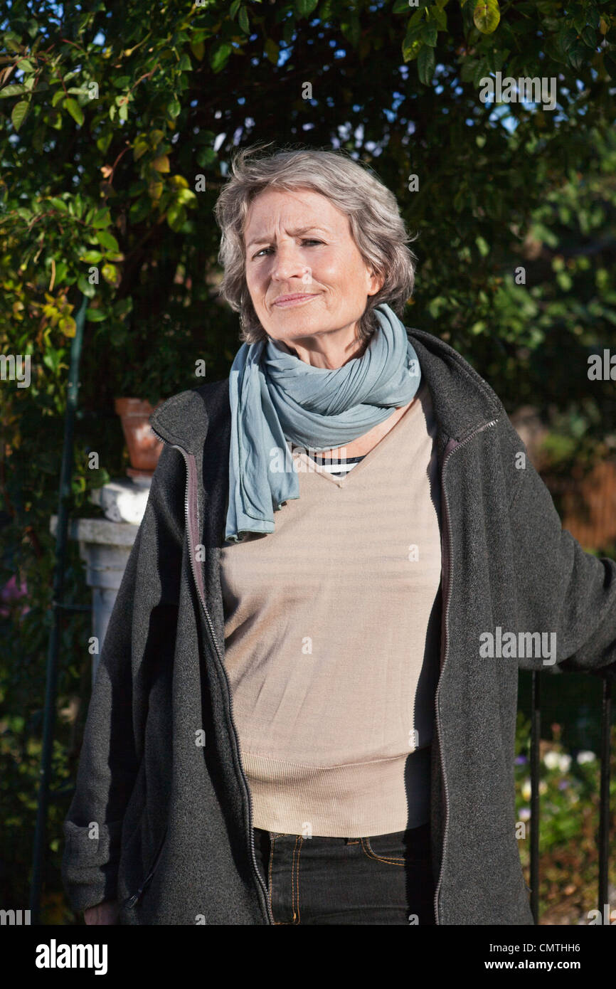 Mujer con bufanda Senior Fotografía de stock - Alamy