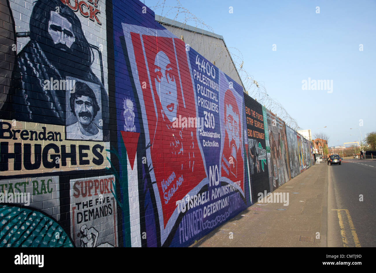 Los murales de pared internacional Lower Falls Road Belfast, Irlanda del Norte, reino unido Foto de stock