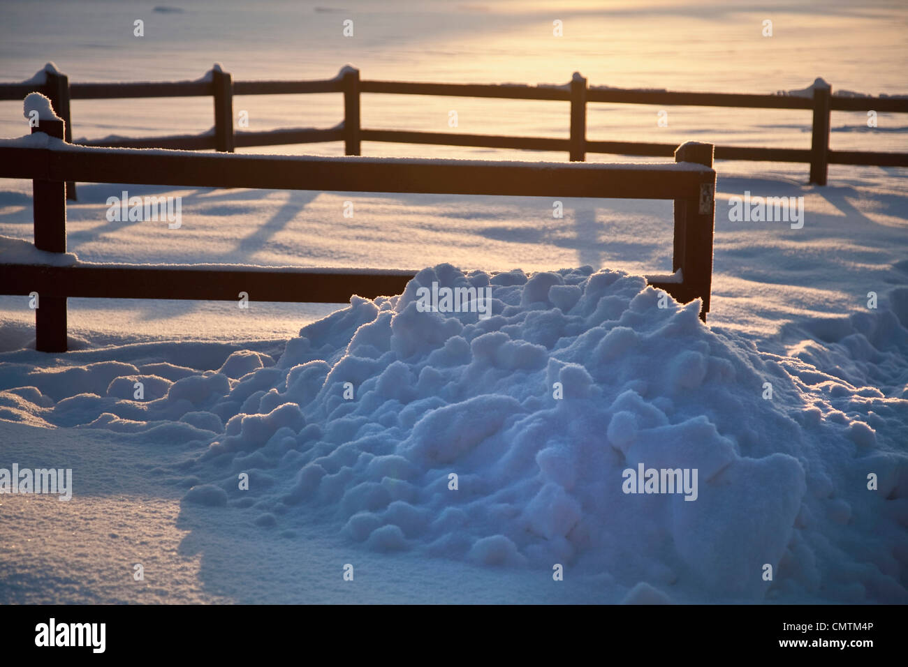 Montón de nieve cerca de la valla Foto de stock